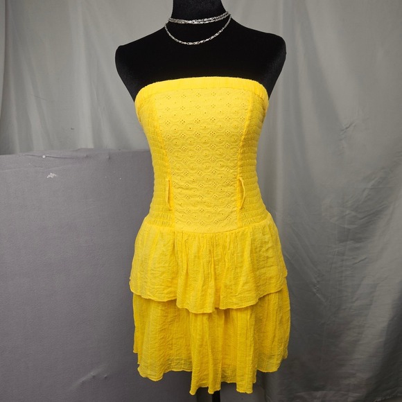 2b bebe Womens Yellow Smocked Eyelet Tiered Ruffle Strapless Tube Mini Dress XS - Picture 3 of 10